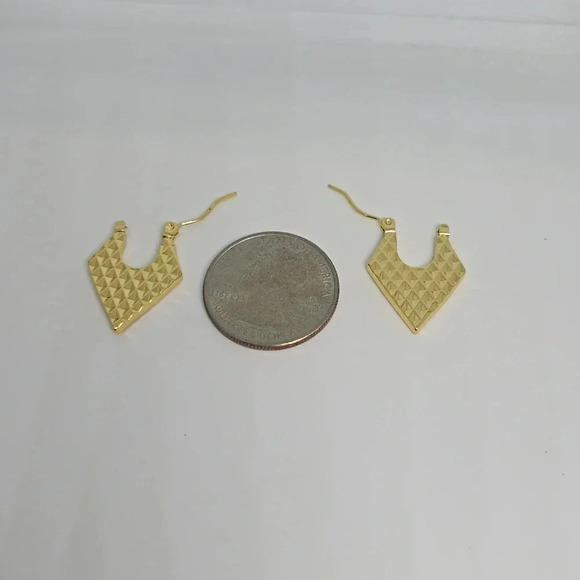 NWOT Beautiful 18k Gold Plated Stainless Steel Earrings - Picture 2 of 2